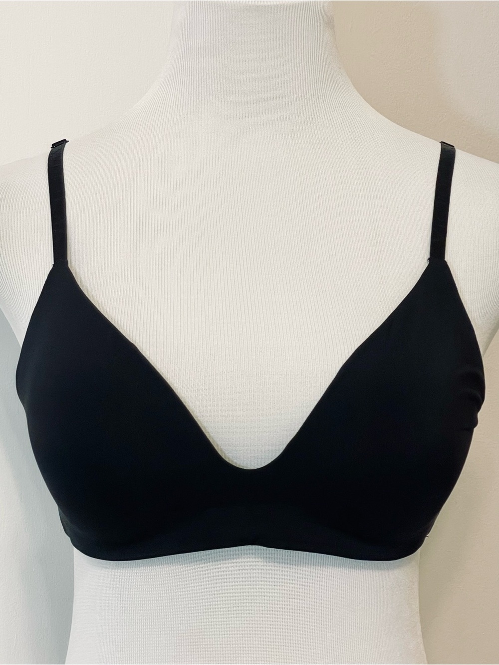 Victoria’s Secret Lightly Lined Wireless T Shirt Plunge V Neck Bra Black 34C